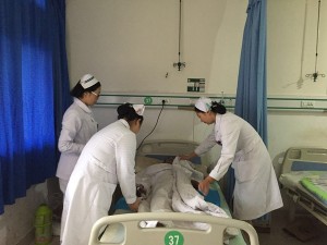 晨交班查房，提高护理质量