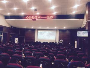   护理部组织实习生心肺复苏术培训