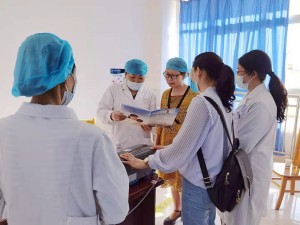 凉山州妇幼保健院到宁南县人民医院进行孕期保健指导