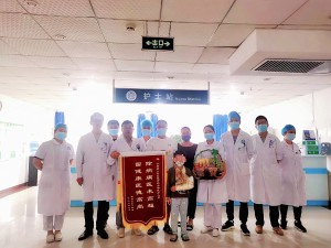 医护砥砺行，锦旗暖人心