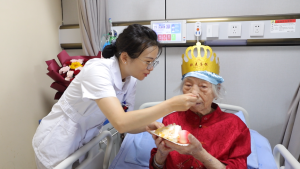 践行人文医疗：宁南县人民医院为95岁住院患者暖心庆生