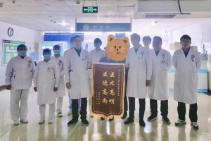 骨折患者恢复迅速，患者感恩送来锦旗