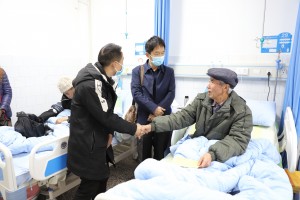 县医院党委 开展春节前慰问老党员、老干部活动
