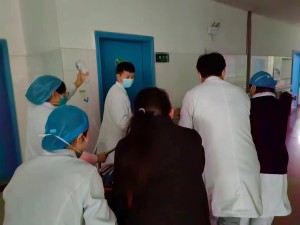 病人外出检查突发状况，危急关头医护一心齐力救治