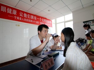 宁南县人民医院开展第24个全国“爱眼日” 宣传义诊活动